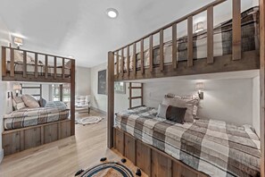 5 bedrooms, iron/ironing board, WiFi, bed sheets