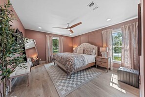 4 bedrooms, iron/ironing board, WiFi, bed sheets