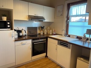 冷蔵庫、電子レンジ、オーブン、コンロ