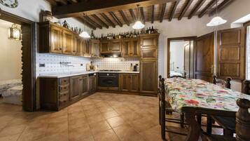 KĂŒhlschrank, Mikrowelle, Ofen, Herdplatte