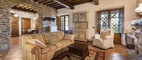 TV, fireplace