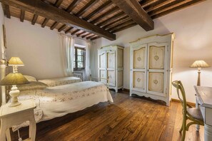 4 camere, culla da viaggio, Wi-Fi gratuito, lenzuola