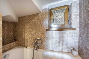 Een douche, een haardroger, een bidet, handdoeken