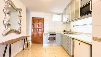 Een koelkast, een microgolfoven, een oven, een kookplaat