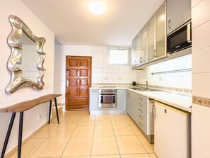 ثلاجة، ميكروويف، فرن، موقد طهي مسطح