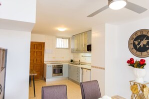 ثلاجة، ميكروويف، فرن، موقد طهي مسطح