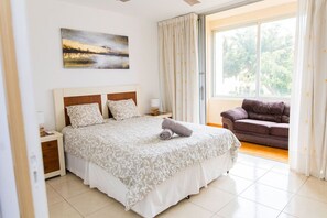 3 bedrooms, iron/ironing board, WiFi, bed sheets - Sun-Kissed Vacation Home: 3BR Retreat by the Ocean (Callao Salvaje)