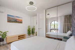 Een strijkplank/strijkijzer, wifi, beddengoed