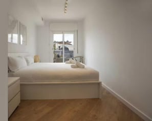 3 bedrooms, desk, iron/ironing board, free WiFi
