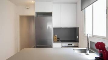 Frigorífico, microondas, horno y placa de cocina