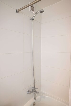 Douche, sèche-cheveux, serviettes fournies, shampoing