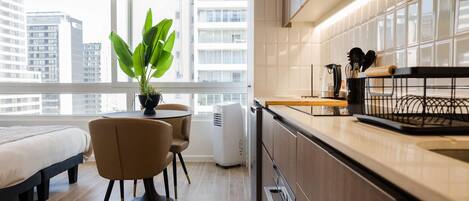 Four, plaque de cuisson, batterie de cuisine, vaisselle et ustensiles