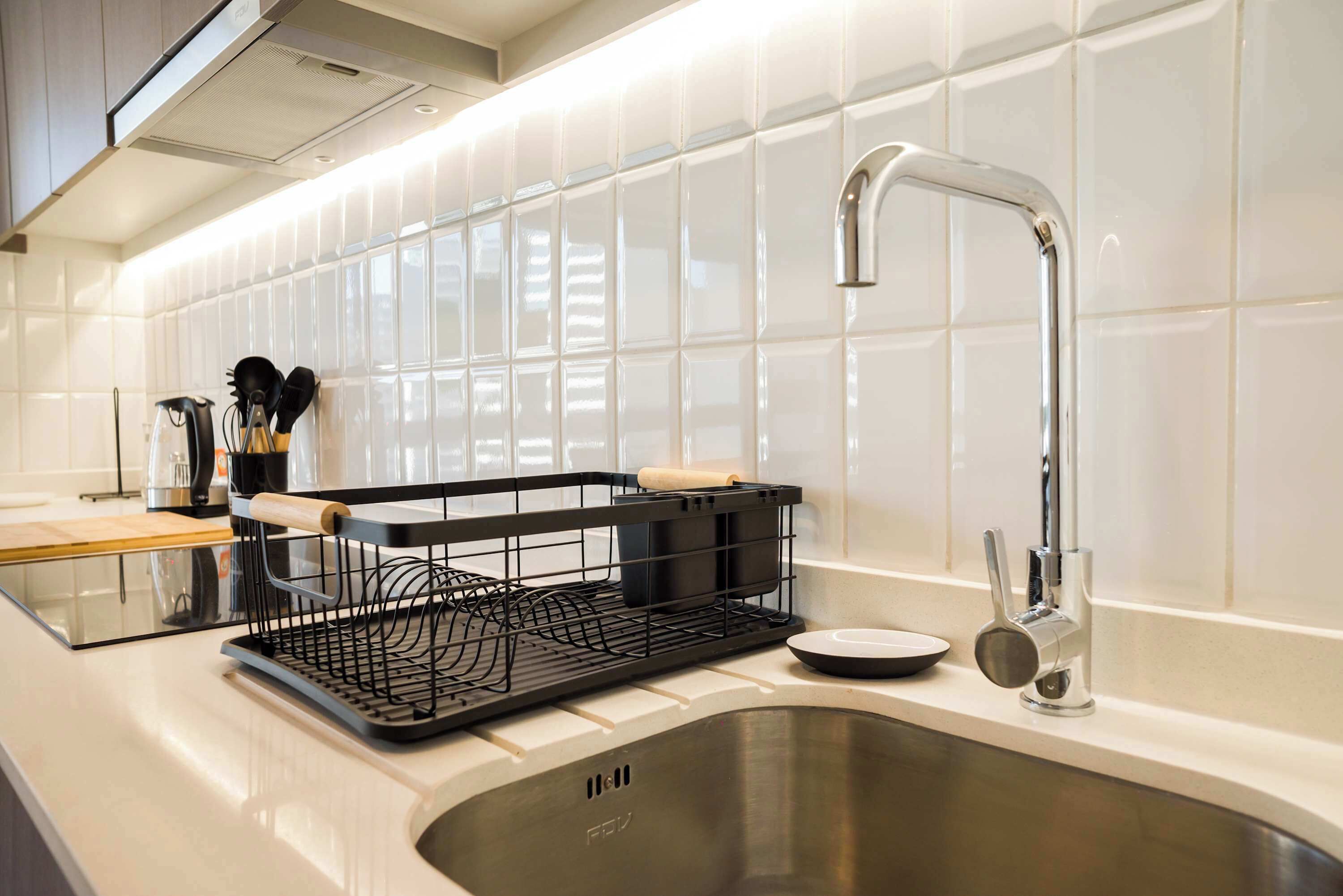 Een oven, een kookplaat, kookgerei, borden en bestek