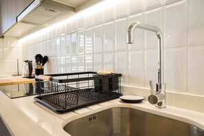 Fogão, cooktop, talheres/pratos/utensílios de cozinha