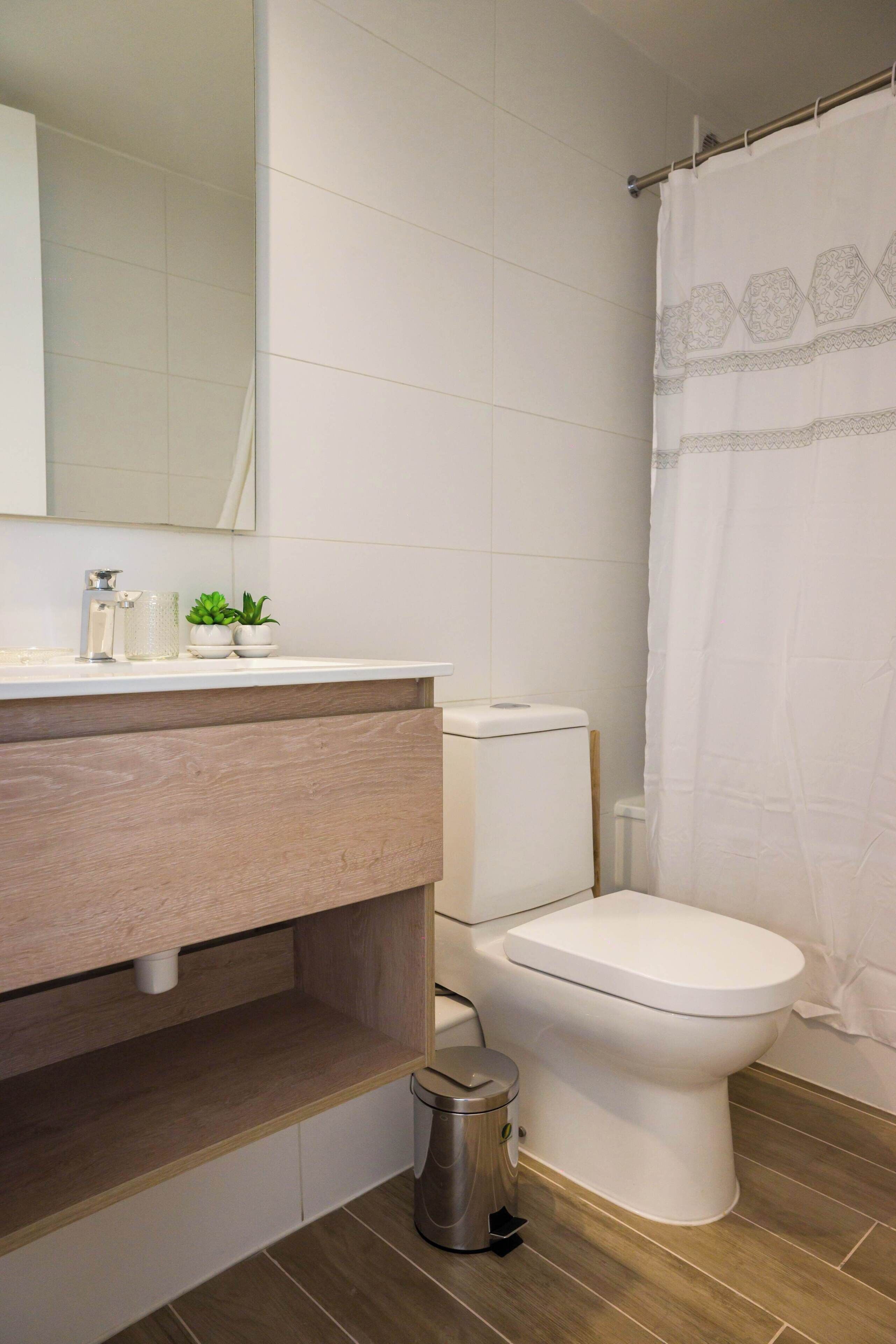 Dusche, Haartrockner, Handtücher, Shampoo
