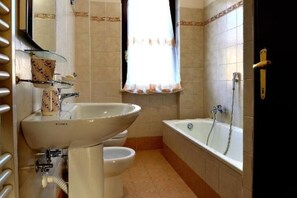 Dutxa, assecador de cabells, bidet i tovalloles 