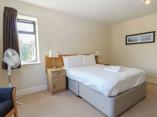 1 bedroom, individually decorated, individually furnished, free WiFi - Marine Court First-floor Double Bedroom With Bathroom (Littlehampton)
