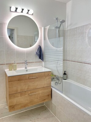 Hair dryer, towels, soap, toilet paper - Chez Giulia- App. Bright Terrace (Schiltigheim)