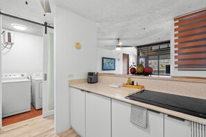 Fridge, oven, stovetop, coffee/tea maker
