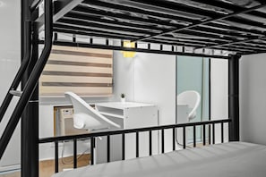 2 habitaciones, tabla de planchar con plancha y cuna de viaje
