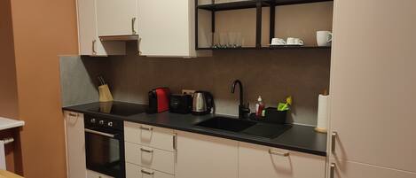 Geladeira, fogão, cooktop, lava-louças