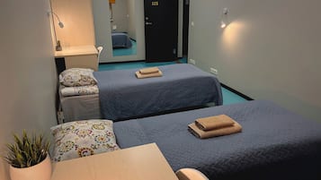 Habitación cuádruple estándar, vista al parque | Escritorio y espacio para trabajar con laptop