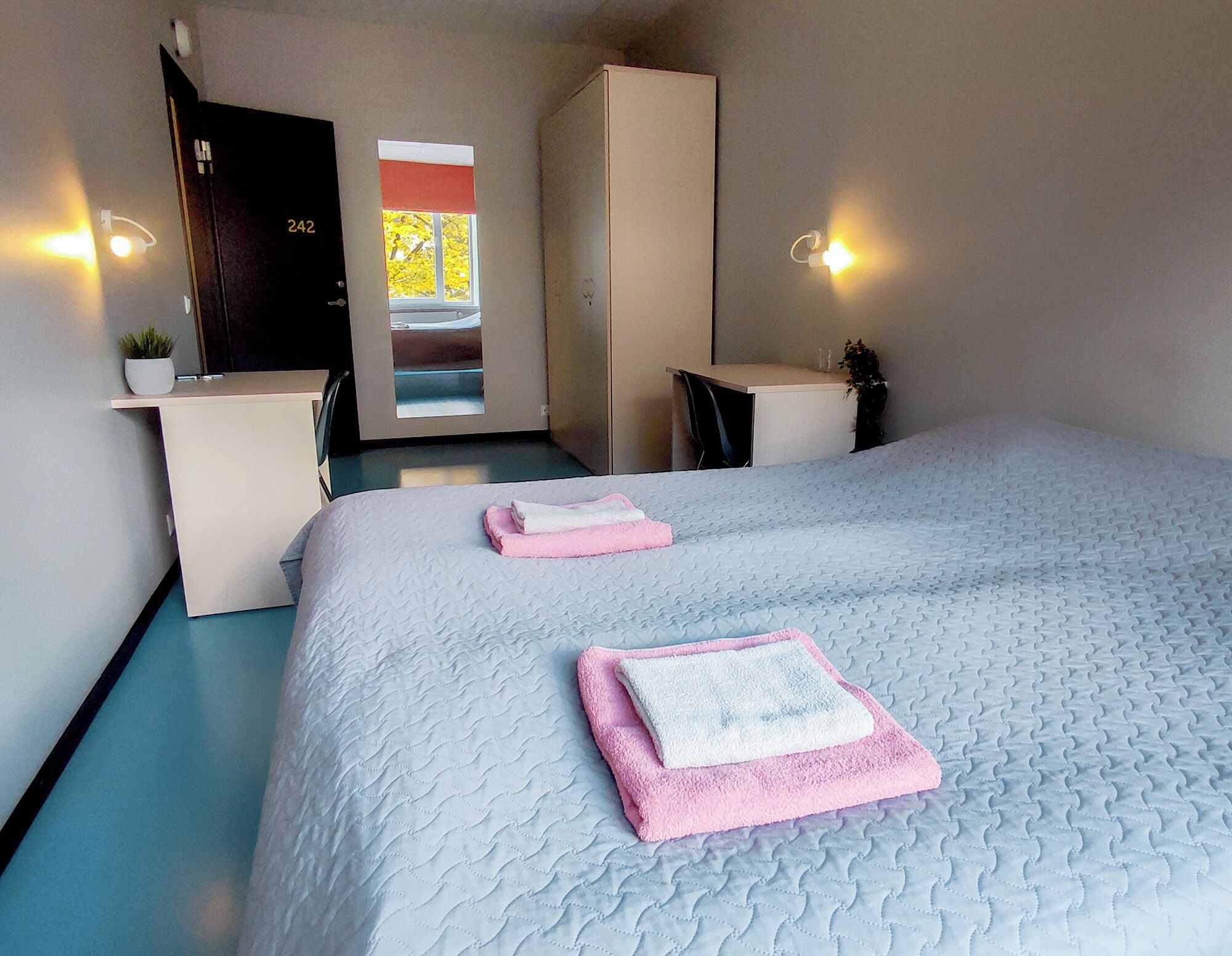 Standard dubbelrum - utsikt mot parken | Skrivbord, arbetsyta för laptop, strykjärn/strykbräda och gratis wi-fi