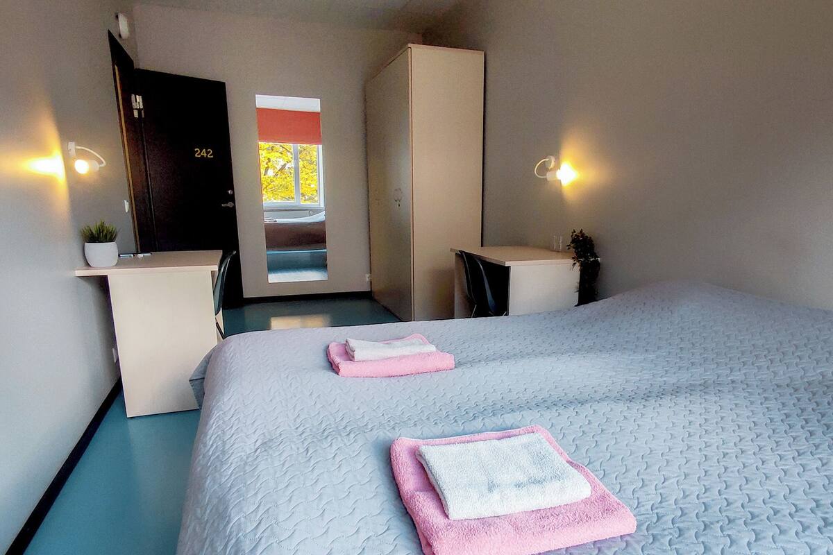 Habitación estándar doble | Escritorio y espacio para trabajar con un portátil