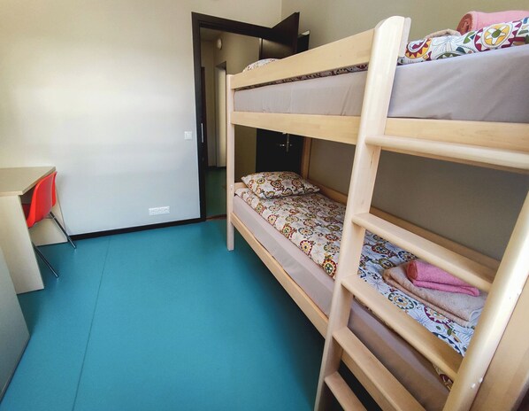 Neljän hengen standard-huone, näköala puistoon | Työpöytä, kannettavalle tietokoneelle sopiva työtila