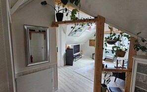 Dortoir Partagé, 1 chambre, fumeurs, balcon | Coin séjour | Livres