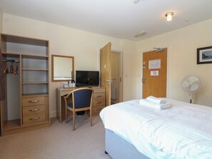 1 bedroom, individually decorated, individually furnished, free WiFi - Seaglass Snug at Marine Court (Littlehampton)