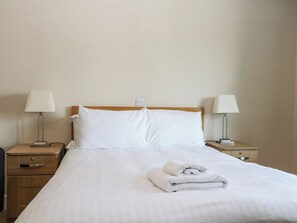 1 bedroom, individually decorated, individually furnished, free WiFi - Marine Court First Floor Double With Shower Room (Littlehampton)