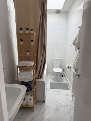 Haartrockner, Handtücher, Seife, Toilettenpapier