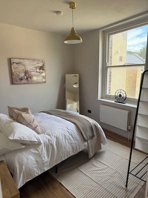 2 habitaciones, tabla de planchar con plancha, wifi y ropa de cama