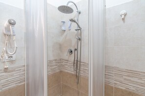 Dusche, Haartrockner, Handtücher