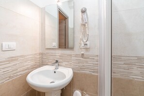 Douche, sĂšche-cheveux, serviettes fournies