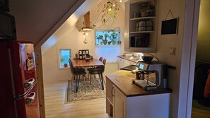 Appartement, 2 slaapkamers, balkon, uitzicht op stad | Dineerruimte