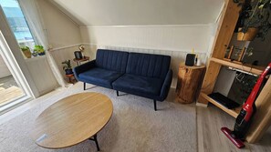 Appartement, 2 chambres, balcon, vue ville | Salle de séjour | Livres