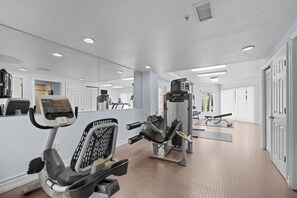 Fitness facility - 2BR Condo: Family-Friendly with Parking (Treasure Island)