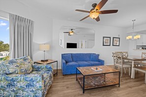 TV - 2BR Condo: Family-Friendly with Parking (Treasure Island)