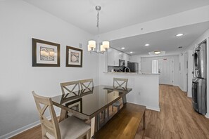 Dining - 2BR Condo on the Beach near John's Pass (Treasure Island)