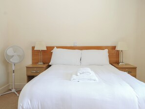 1 bedroom, individually decorated, individually furnished, free WiFi - Marine Court First-floor Double Bedroom With Wet Room (Littlehampton)