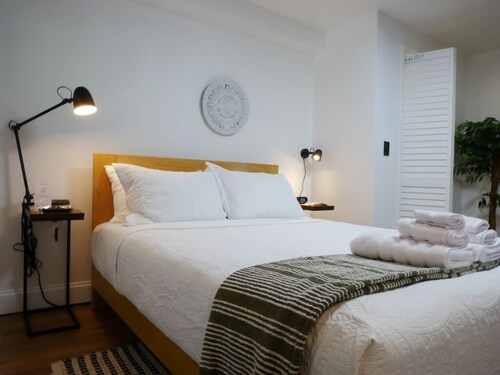 9 Min Walk to LightRail  - 30 Min drive NYC