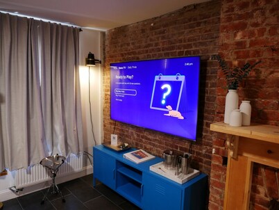 9 Min Walk to LightRail  - 30 Min drive NYC