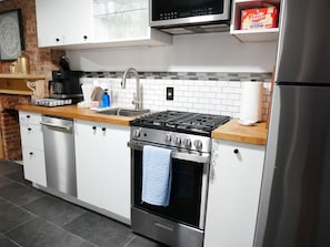 Refrigerador, microondas, horno y parrilla de estufa 
