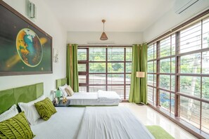 5 bedrooms, iron/ironing board, WiFi, bed sheets