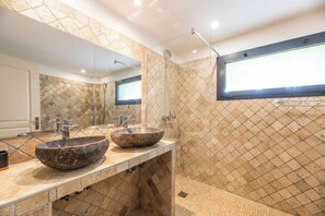 Dusche, Handtücher, Seife, Toilettenpapier