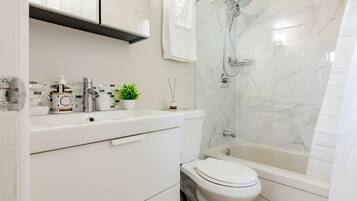 Secador de pelo, toallas, jabón y champú