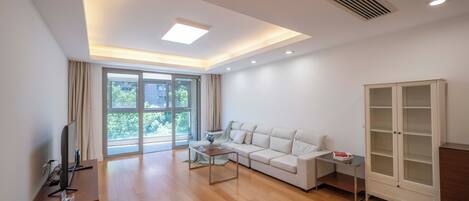 Superior Apartment, 3 Bedrooms, Balcony, City View | Living room | Smart TV