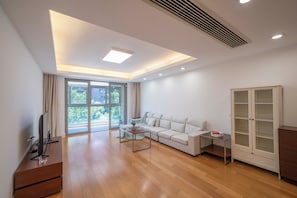 Superior Apartment, 3 Bedrooms, Balcony, City View | Living room | Smart TV